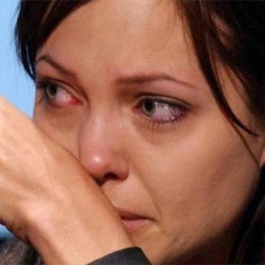أنجيلينا جولي تبكي بسبب خيانة براد بيت لها
