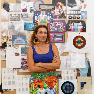 سارة بيضون تطرز رسائل فنية مبدعة على حقائبها من أجل تمكين المرأة