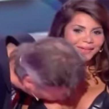 بالفيديو: معلّق فرنسي يقبّل صدر ضيفته مباشرة على الهواء؟