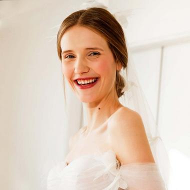 لون أحمر الشفاه الأكثر بحثا على Pinterest للعروس في زفافها