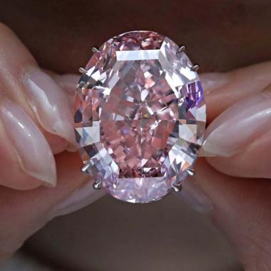 الماس الوردي الأقرب إلى قلوب الأثرياء