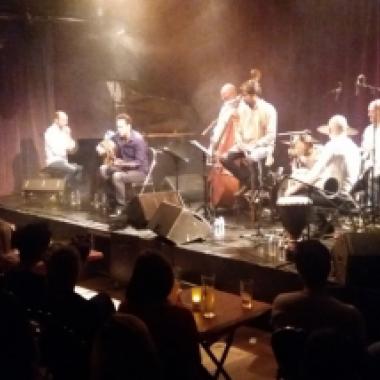 فرقة "جسور" تعزف لغتها العالمية في حفل باريسي 