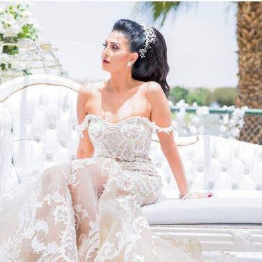 غادة عبد الرازق سعيدة بفستان زفاف سلمى