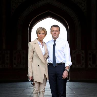 بالصور: الرئيس الفرنسي وزوجته ولحظات رومانسية في تاج محل
