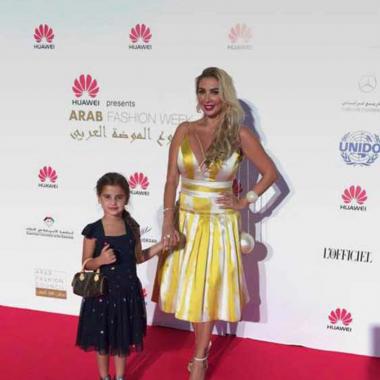 جويل ماردينيان برفقة ابنتها في عرض أزياء Aiisha Ramadan