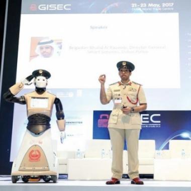 أول شرطي آلي في العالم ينضم إلى شرطة دبي