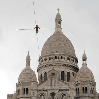 بالصور: تاتيانا موزيو بونغونغا مشت على حبل معلق على ارتفاع 35 متراً فوق مونمارتر الباريسية