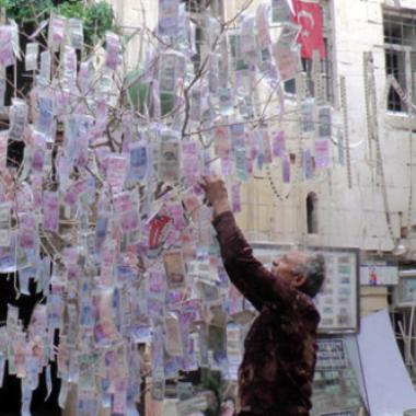 تركي يزيّن شجرة العيد بالعملات من 160 دولة