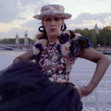 بالفيديو:سيلين ديون ترقص مع "فوغ" في شوارع باريس