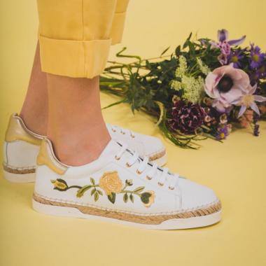 أزهار الربيع على حذاء"السنيكرز"