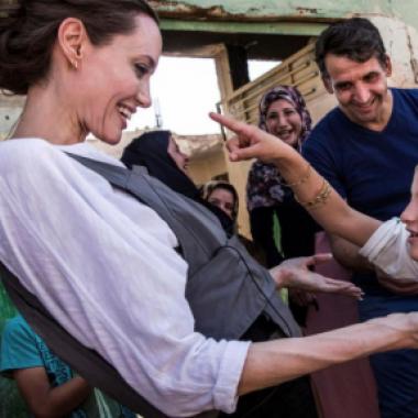 أنجلينا جولي تزور مخيمات اللاجئين السوريين في العراق