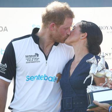 بالصور : قبلة حميمة بعد مباراة خيرية في البولو