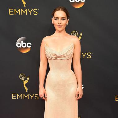 ماذا ارتدت إميليا كلارك في حفل توزيع جوائز Emmy؟