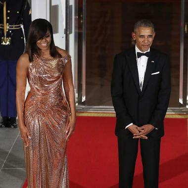 ميشيل أوباما تألقت بفستان خاص من أتيليه فيرساتشي