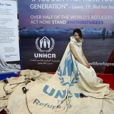 ثوب من قماش خيمة يحمل قضية اللجوء إلى العالم