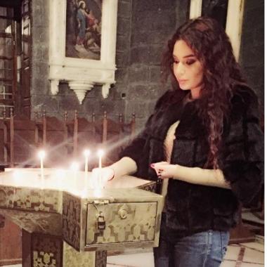 سيرين عبد النور تفي نذراً في كنيسة الزيتون في دمشق 