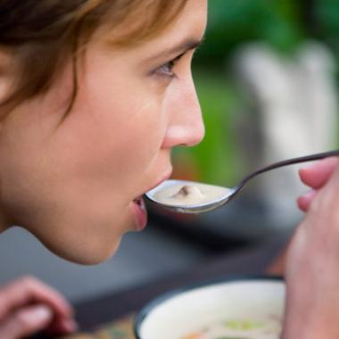 دراسة يابانية تؤكد أن البطء في تناول الطعام يقلل من السمنة 