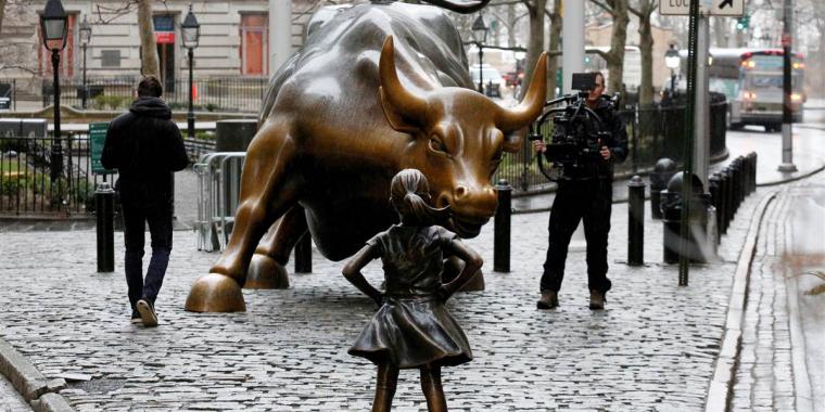 تمثال الفتاة الصغيرة في وول ستريت..وقفة رمزية من أجل النساء في العالم!