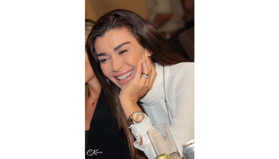 بالصور: نادين الراسي متألقة في عيدها وسط الأصدقاء!