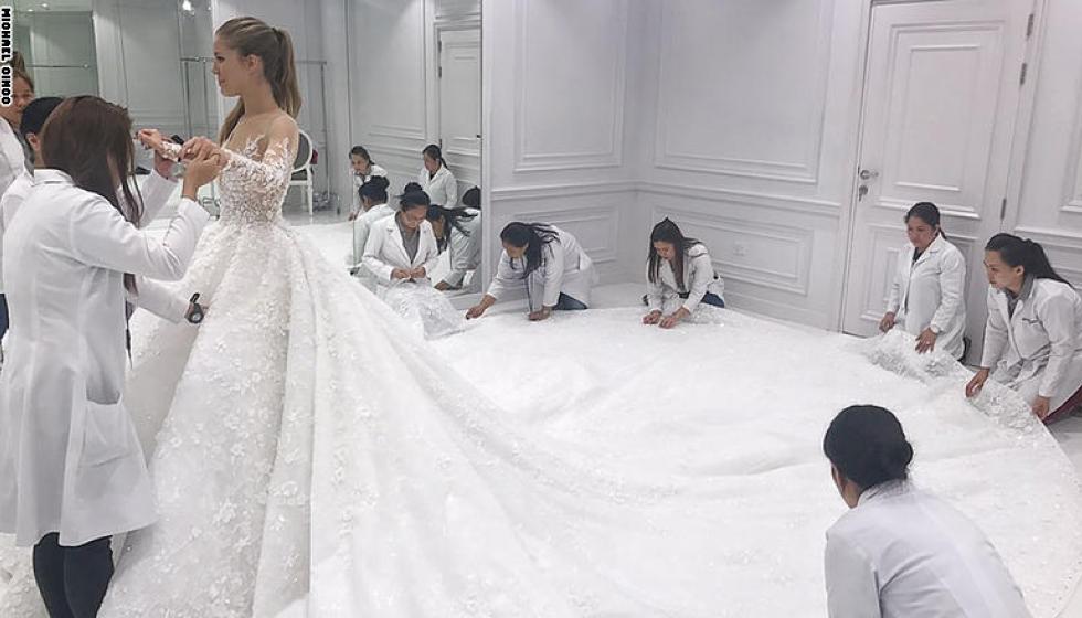 بالصور: فستان زفاف فيكتوريا سوارفسكي مطرز بمئة ألف حبة كريستال