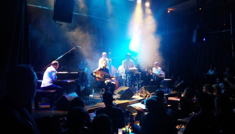 فرقة "جسور" تعزف لغتها العالمية في حفل باريسي 