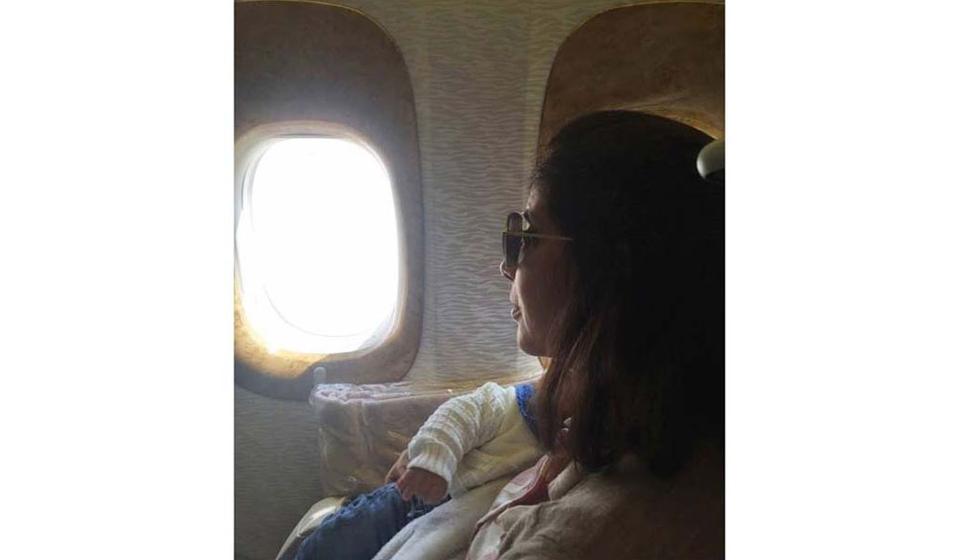 بالصورة: منى زكي مع طفلها الثالث في الطائرة إلى دبي