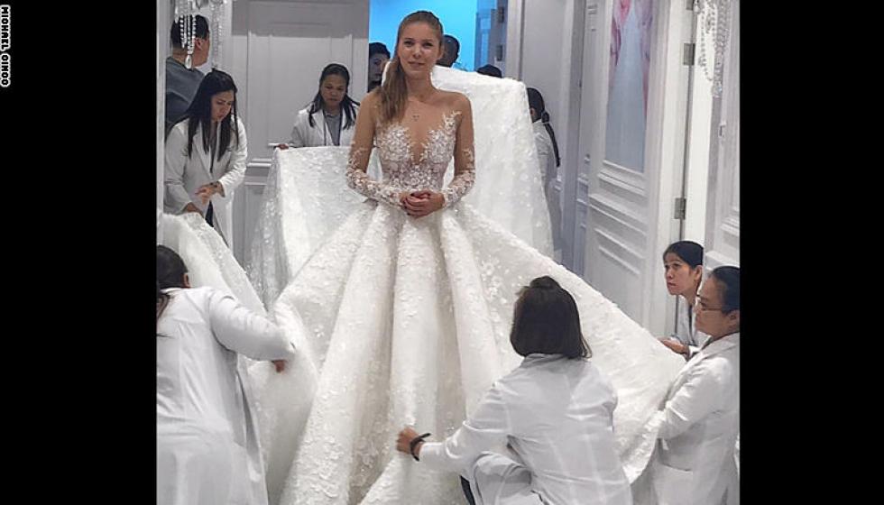 بالصور: فستان زفاف فيكتوريا سوارفسكي مطرز بمئة ألف حبة كريستال