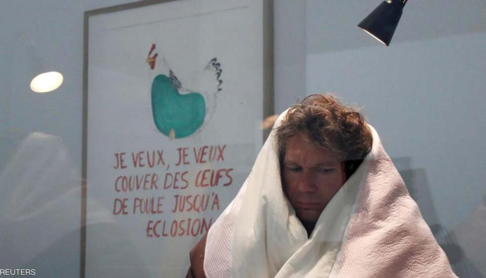 فنان فرنسي يحاكي الدجاجة ويرقد فوق عشر بيضات ويفقسها