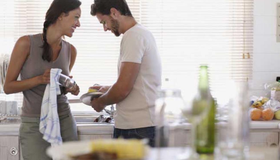 الأزواج الذين يتقاسمون الأعمال المنزلية أكثر إقبالاً على الجنس