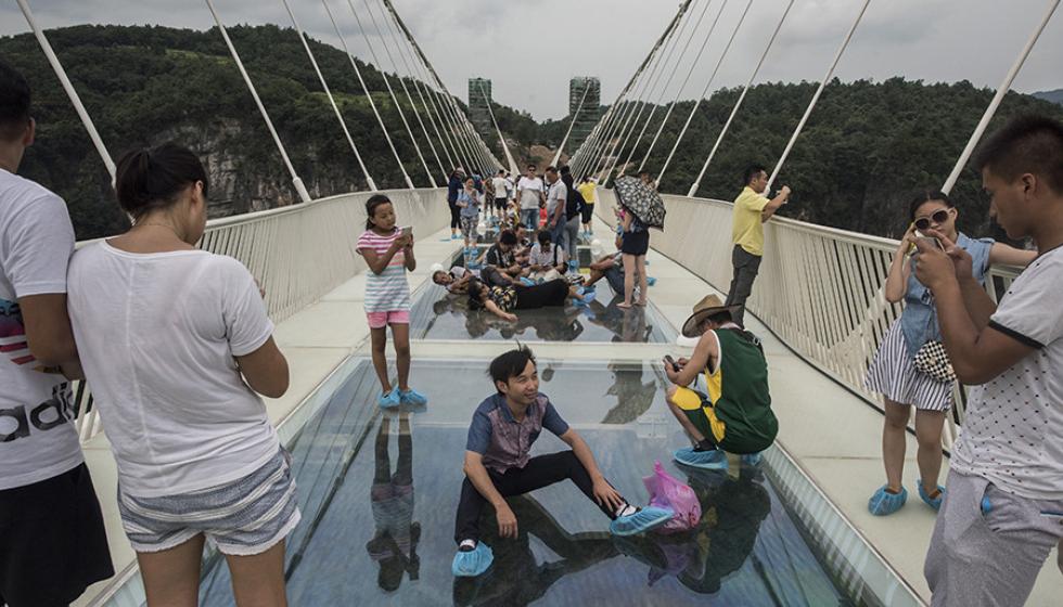 لعشاق المغامرة فقط: أعلى وأطول جسر زجاجي في العالم!