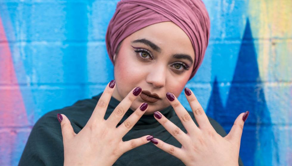 مجموعة أميركية من طلاء الأظافر للمرأة المسلمة.