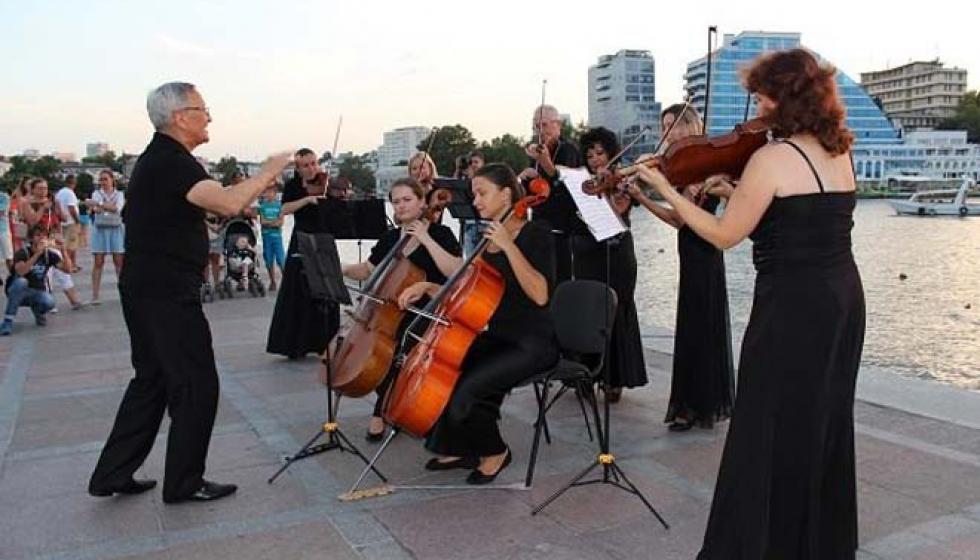 متعة الموسيقى الكلاسيكية على شاطئ البحر الأسود
