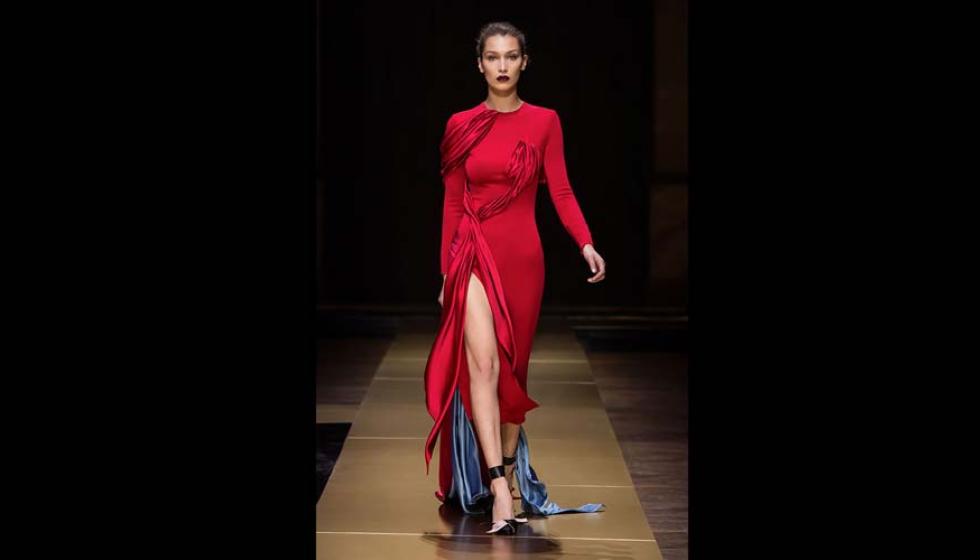 الملكة رانيا تتألق بفستان أحمر من "أتيليه فيرساتشي"