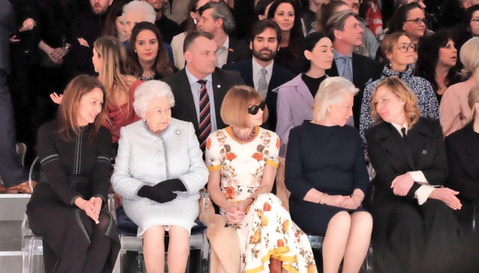 بالصور: الملكة إليزابيث تفاجئ عرض أزياء لندني وتطلق جائزة باسمها للتصميم البريطاني