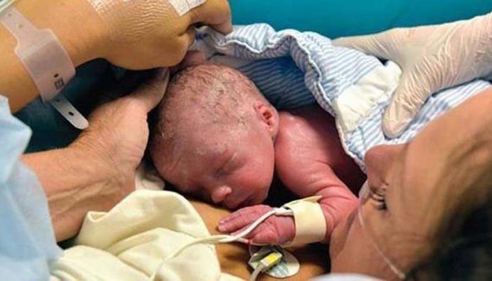 ولادة أول طفل من ثلاثة أشخاص