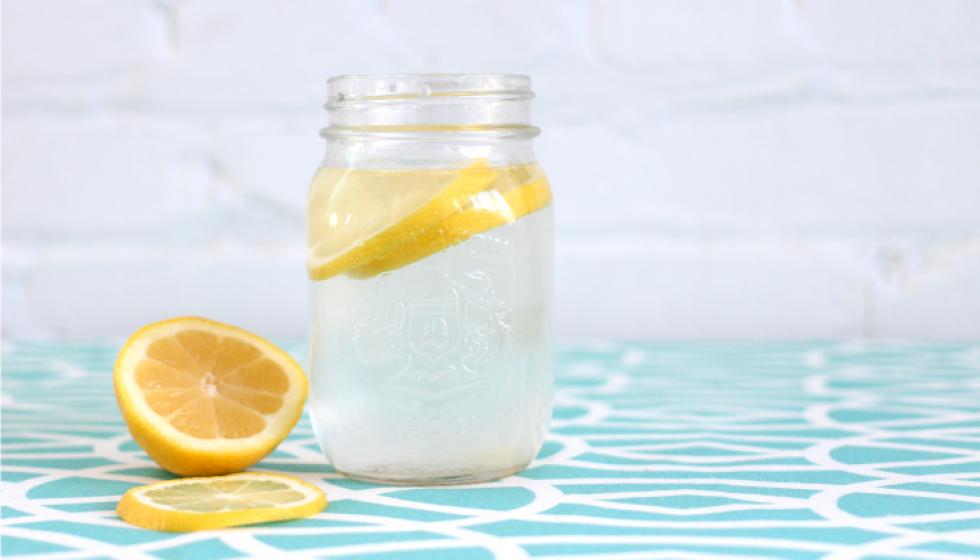 3 أسباب مهمة لتناول الماء الدافئ مع الليمون قبل الأكل