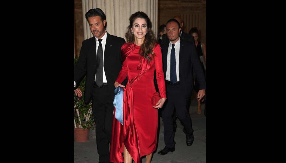 الملكة رانيا تتألق بفستان أحمر من "أتيليه فيرساتشي"