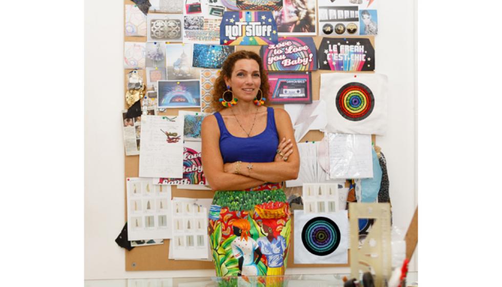 سارة بيضون تطرز رسائل فنية مبدعة على حقائبها من أجل تمكين المرأة