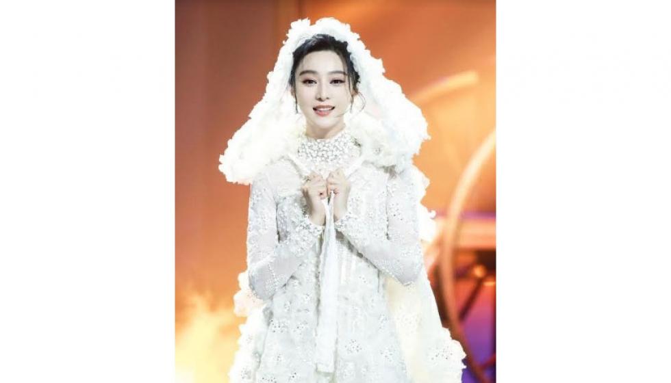 فان بينغ بينغ ساحرة بفستان زفافها القصير في The Amazing Magician