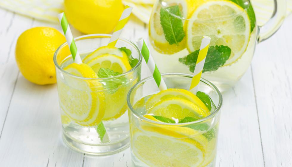 3 أسباب مهمة لتناول الماء الدافئ مع الليمون قبل الأكل