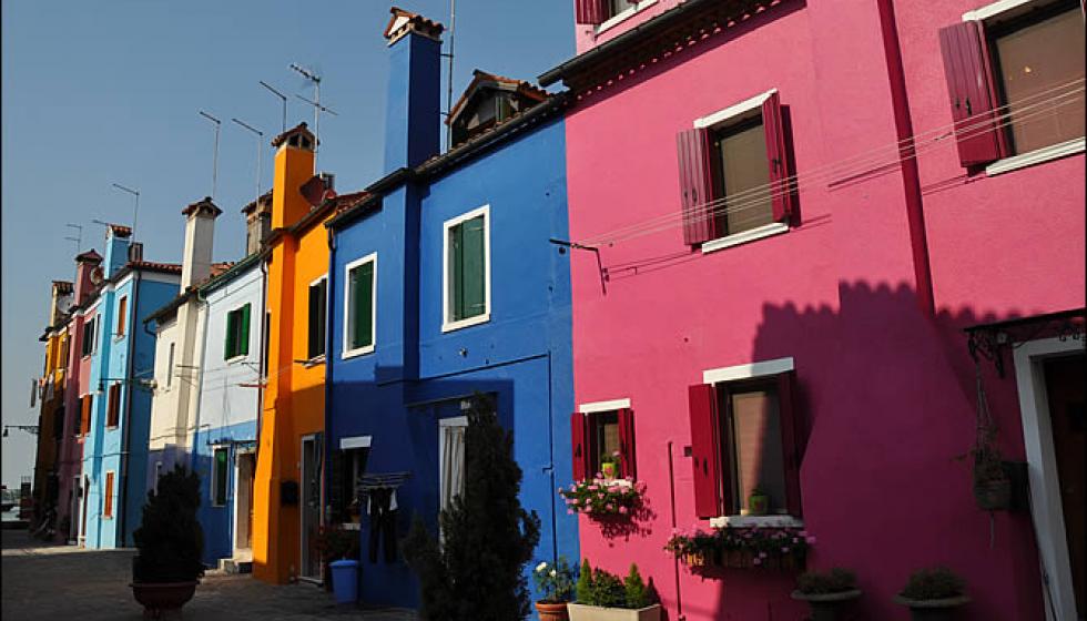 ألوان بيوت جزيرة بورانو الزاهية هدية النساء لأزواجهن