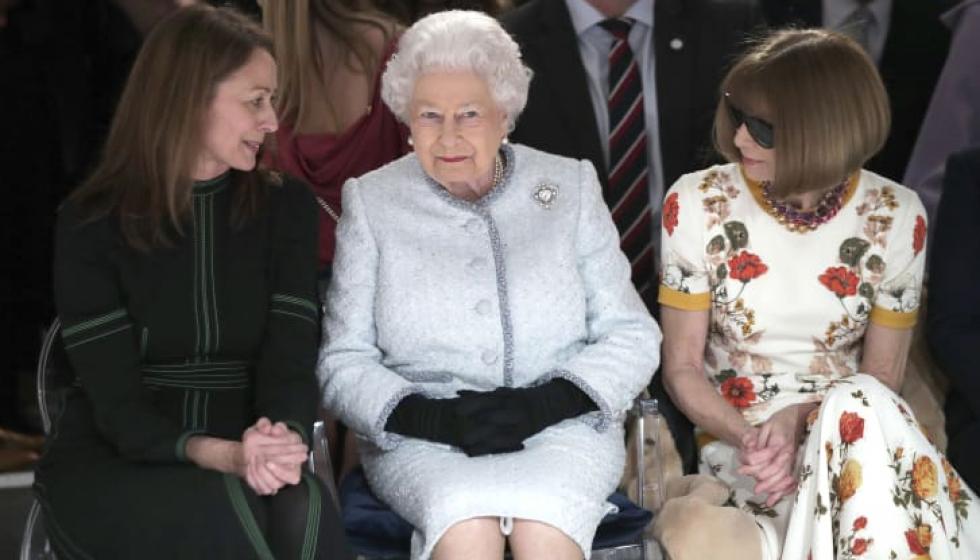 بالصور: الملكة إليزابيث تفاجئ عرض أزياء لندني وتطلق جائزة باسمها للتصميم البريطاني