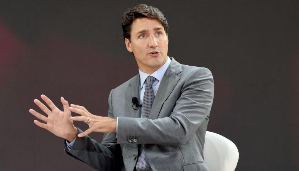 رئيس وزراء كندا يرتدي جوارب Star Wars خلال مؤتمر للأعمال 