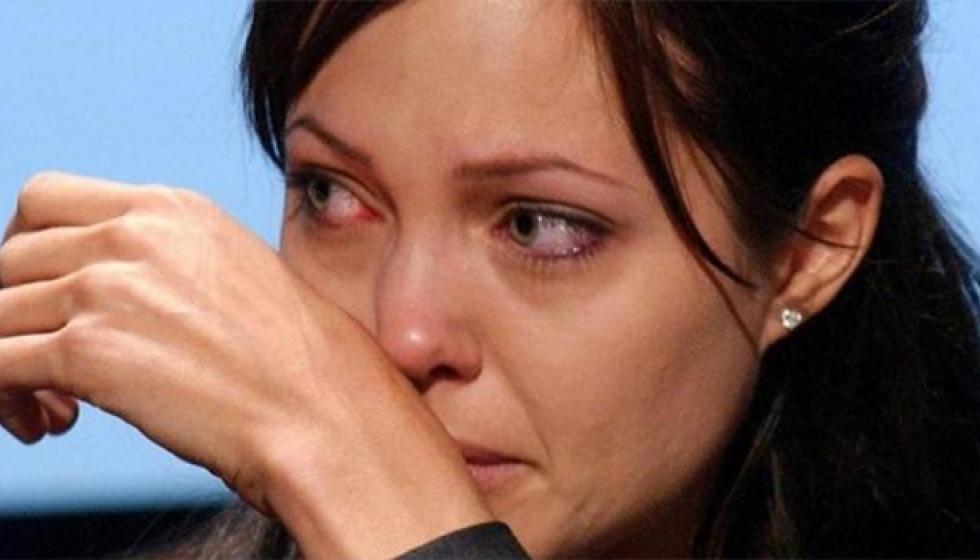 أنجيلينا جولي تبكي بسبب خيانة براد بيت لها
