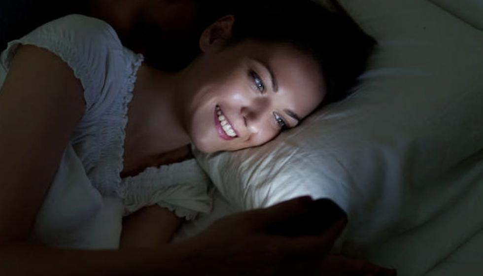 دراسة تؤكد مضار تصفح الھاتف الذكي قبل النوم 