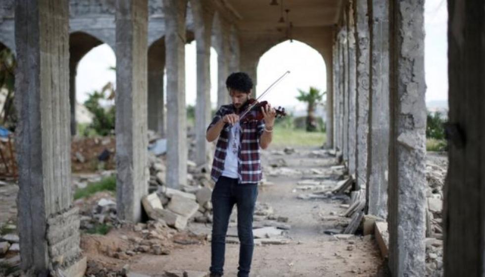 عازف عراقي شاب يعيد الموسيقى إلى الموصل