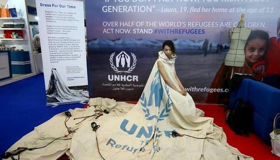 ثوب من قماش خيمة يحمل قضية اللجوء إلى العالم